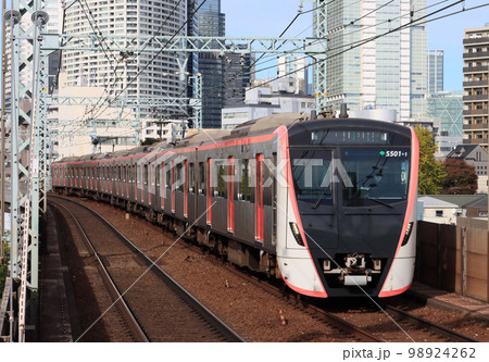 京浜急行新馬場駅付近を走る東京都営5500系 98924262
