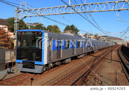 東急多摩川駅を発車した都営三田線6500形電車 東急多摩川駅を発車した都営三田線6500形電車 98924265