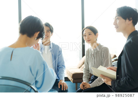 話し合いをする男女 98925087