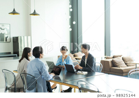話し合いをする人々 話し合いをする人々 98925144