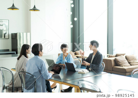 話し合いをする人々 98925145