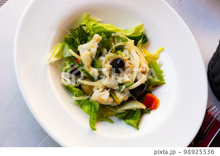 Esqueixada cod, typical dish of Catalan cuisine 98925536