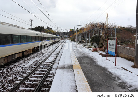冬の和倉温泉駅に停車する特急サンダーバード 冬の和倉温泉駅に停車する特急サンダーバード 98925826