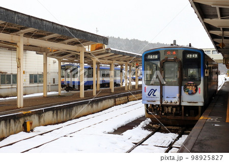 冬の穴水駅に停車する のと鉄道 NT200形気動車 冬の穴水駅に停車する のと鉄道 NT200形気動車 98925827