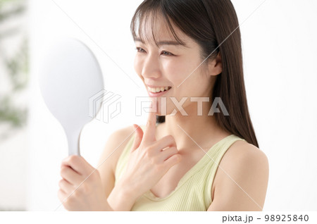 歯並びを確認する女性 デンタルケア 歯並びを確認する女性 デンタルケア 98925840