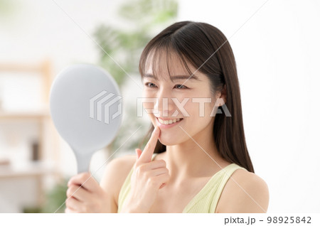 歯並びを確認する女性 デンタルケア 歯並びを確認する女性 デンタルケア 98925842