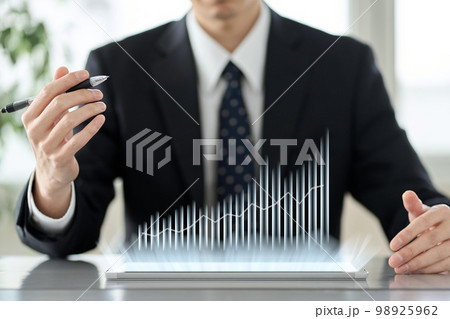 成長グラフを表すビジネスイメージ 98925962