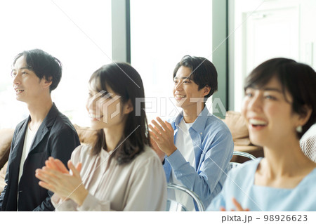 セミナーに参加する男女 98926623