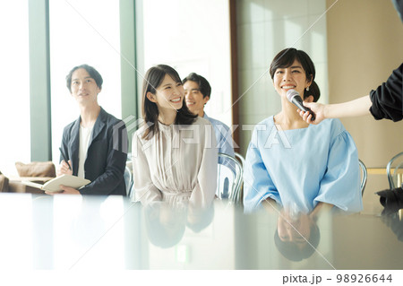 セミナーに参加する男女 98926644