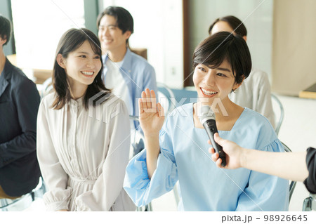 セミナーに参加する男女 98926645