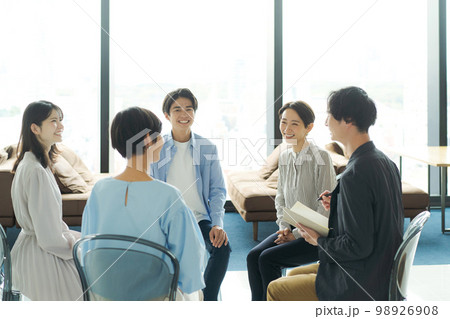 セミナーに参加する男女 98926908