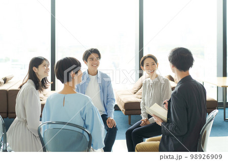 セミナーに参加する男女 98926909