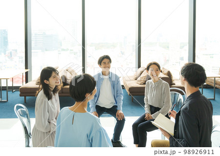 セミナーに参加する男女 98926911