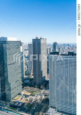 【東京都】冬の青空と大都市の街並み 【東京都】冬の青空と大都市の街並み 98927084