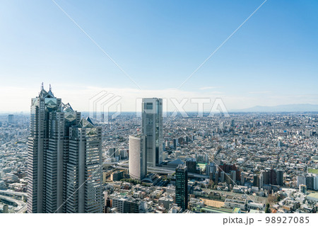 【東京都】冬の青空と大都市の街並み 【東京都】冬の青空と大都市の街並み 98927085