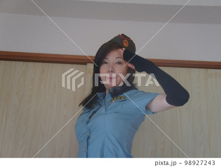 敬礼する健康的な長身美人婦警 98927243