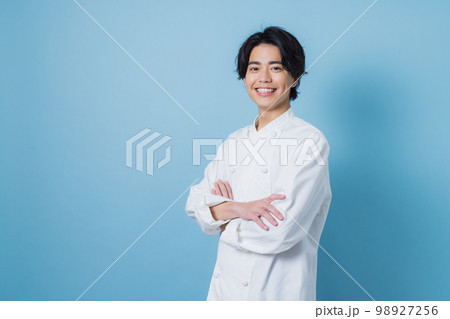 コックコートの男性 98927256