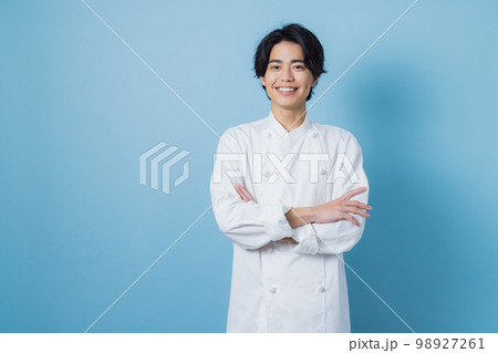 コックコートの男性 98927261