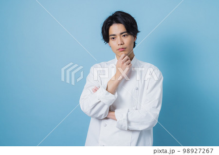 コックコートの男性 98927267