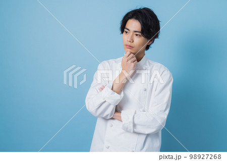 コックコートの男性 98927268