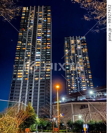 東京都》夜空に光るツインタワーの写真素材 [98927432] - PIXTA