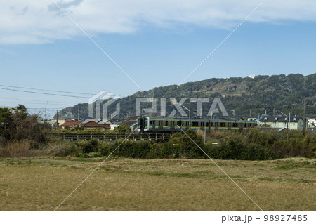 鋸山をバックにE131系の電車が走る風景【JR東日本・内房線】千葉県鋸南町 98927485