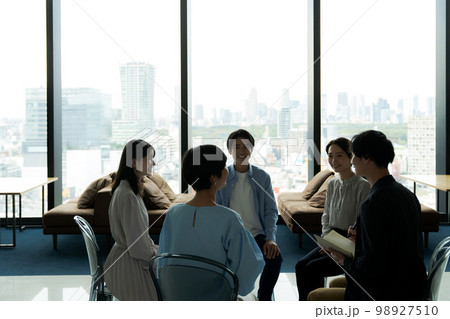 セミナーに参加する男女 98927510