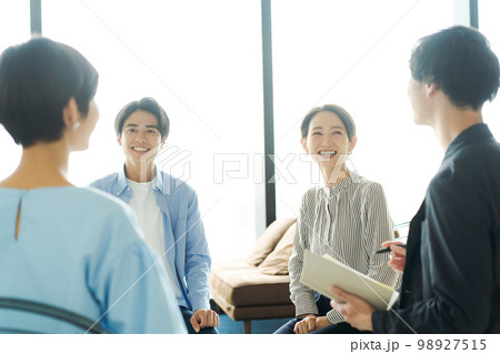セミナーに参加する男女 98927515