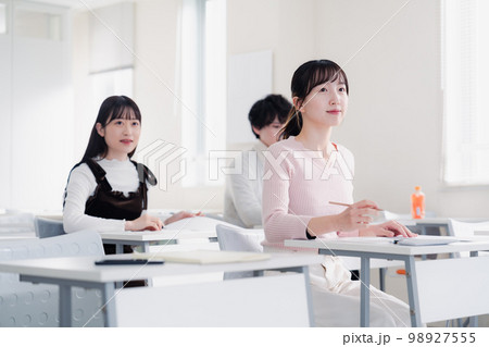 楽しくセミナーを受講する若い社会人 98927555