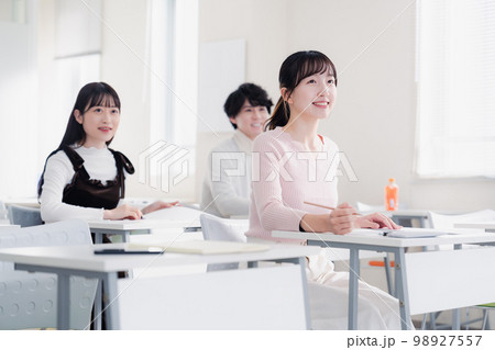 楽しくセミナーを受講する若い社会人 楽しくセミナーを受講する若い社会人 98927557