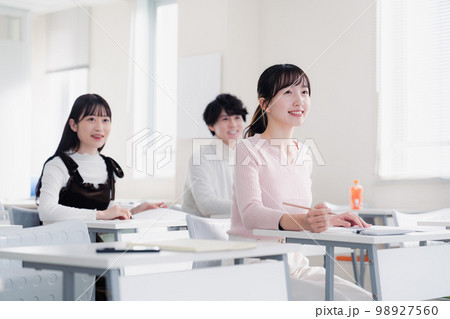 楽しくセミナーを受講する若い社会人 98927560