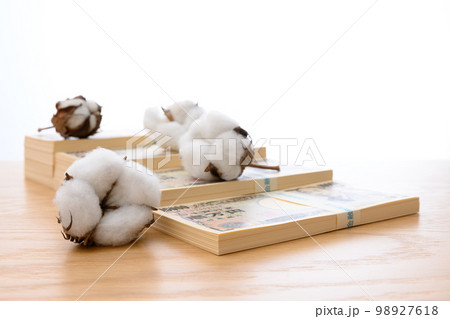 綿花の価格相場　商品先物取引　百万円の札束の階段　一千万円　2022年の一万円札 98927618