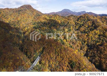 北海道 定山渓ダム周辺の紅葉(空撮) 北海道 定山渓ダム周辺の紅葉(空撮) 98927671