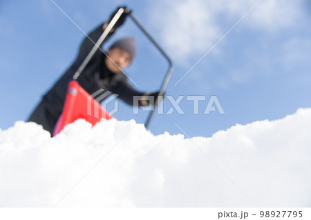 除雪する男性 除雪する男性 98927795
