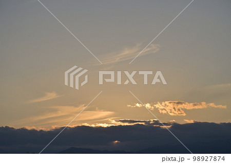 春の日の茜色の夕焼け 98927874