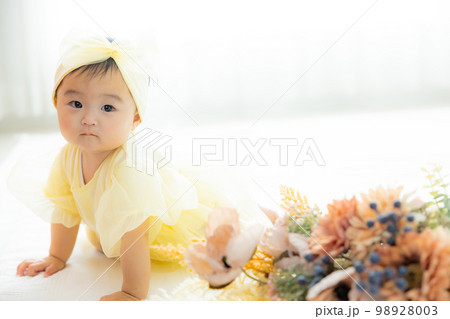 黄色いドレスの赤ちゃん 黄色いドレスの赤ちゃん 98928003