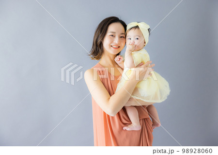 ドレスアップした赤ちゃんとママ ドレスアップした赤ちゃんとママ 98928060