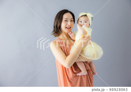 ドレスアップした赤ちゃんとママ ドレスアップした赤ちゃんとママ 98928063