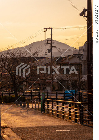 夕暮れ時の風景 夕暮れ時の風景 98928247