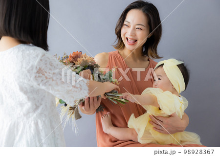 ドレスアップした赤ちゃんとママ　 98928367