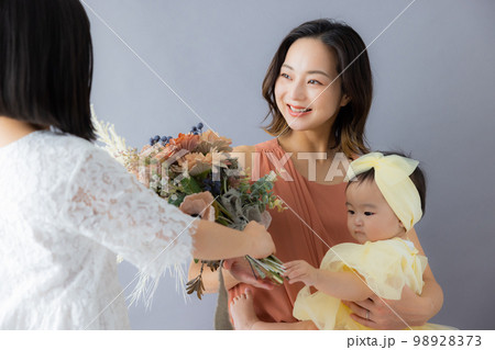 ドレスアップした赤ちゃんとママ ドレスアップした赤ちゃんとママ 98928373