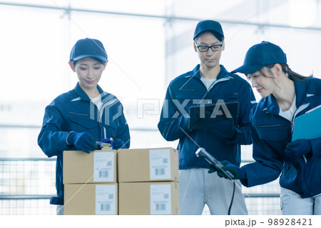 梱包状態を確認する出荷検査チーム 98928421