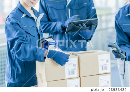 梱包状態を確認する出荷検査チーム 顔無し 梱包状態を確認する出荷検査チーム 顔無し 98928423