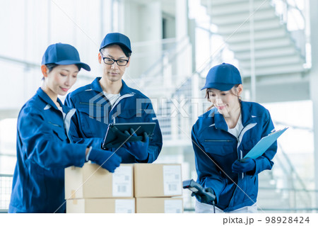 梱包状態を確認する出荷検査チーム 梱包状態を確認する出荷検査チーム 98928424