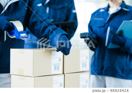 梱包状態を確認する出荷検査チーム　顔無し 98928428