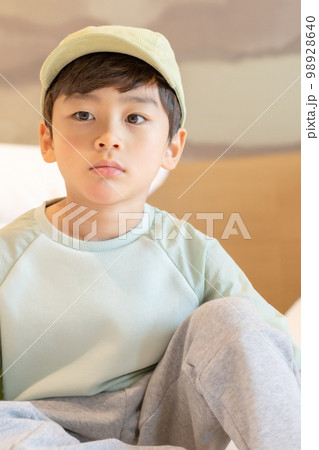 子供 一人 1人 98928640