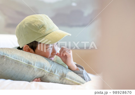 子供 一人 1人 98928670