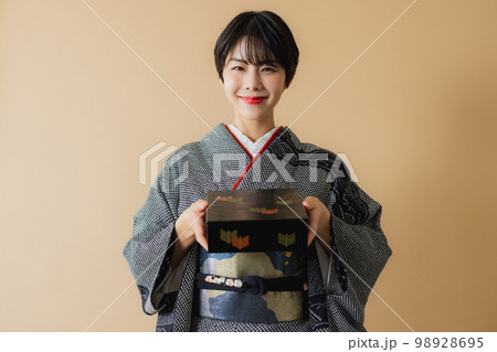 黒の絞りの訪問着 重箱 黒の絞りの訪問着 重箱 98928695