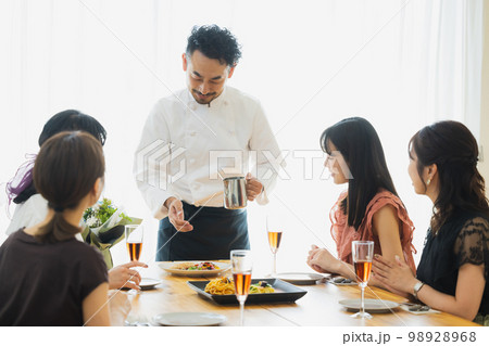 女子会　パーティ　飲み会 98928968