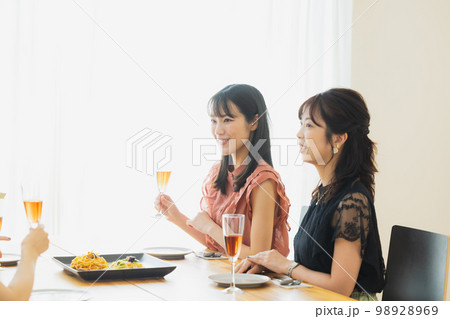 女子会　パーティ　飲み会 98928969